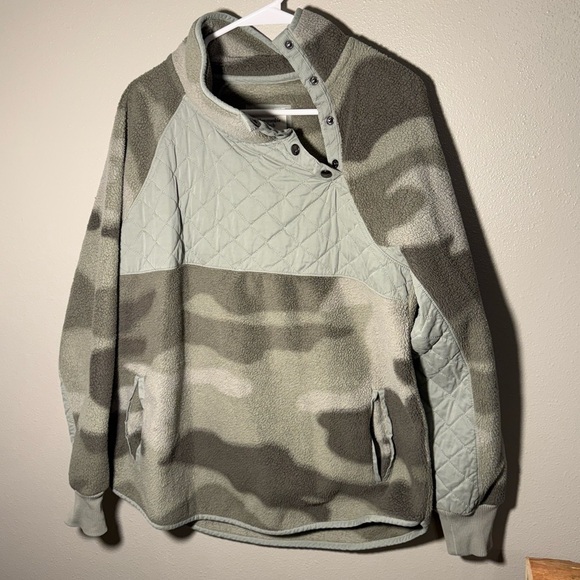 Abercrombie & Fitch camo/green fleece pullover - Picture 1 of 5